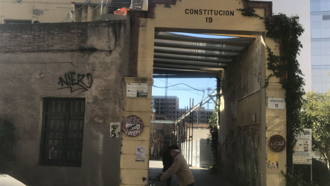 La porta d'entrada a Can Batlló. LAURA AZNAR