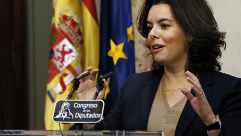 La vicepresidenta del Gobierno, Soraya Sáenz de Santamaría, hace declaraciones en el Congreso tras la celebración del pleno. EFE/Fernando Alvarado La vicepresidenta del Gobierno, Soraya Sáenz de Santamaría, hace declaraciones en el Congreso tras la celebración del pleno. EFE/Fernando Alvarado