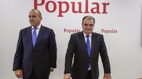 El presidente saliente del Banco Popular, Ángel Ron (d), junto al consejero delegado de la entidad, Pedro Larena (i), durante la presentación de los resultados de 2016. EFE/Emilio Naranjo El presidente saliente del Banco Popular, Ángel Ron (d), junto al consejero delegado de la entidad, Pedro Larena (i), durante la presentación de los resultados de 2016. EFE/Emilio Naranjo