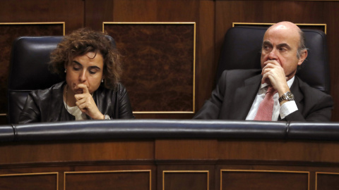 El ministro de Economía, Luis de Guindos, junto a la ministra de Sanidad, Dolors Montserrat, durante la sesión de control al Gobierno en el Congreso de los Diputados. EFE/Sergio Barrenechea El ministro de Economía, Luis de Guindos, junto a la ministra de Sanidad, Dolors Montserrat, durante la sesión de control al Gobierno en el Congreso de los Diputados. EFE/Sergio Barrenechea