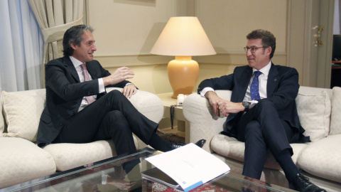 El ministro de Fomento, Íñigo de la Serna, con el presidente de la Xunta de Galicia, Alberto Núñez Feijóo, para estudiar la situación de las obras pendientes del trazado del AVE en la comunidad. EFE/Javier López El ministro de Fomento, Íñigo de la Serna, con el presidente de la Xunta de Galicia, Alberto Núñez Feijóo, para estudiar la situación de las obras pendientes del trazado del AVE en la comunidad. EFE/Javier López