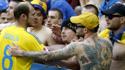 Roman Zozulya, con seguidores de la selección de Ucrania, durante la Eurocopa de Francia de 2016. REUTERS