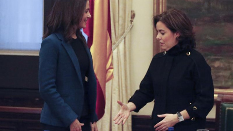La vicepresidenta del Gobierno, Soraya Sáenz de Santamaría y la líder de Ciudadanos en Catalunya, Inés Arrimadas, al inicio de la reunión que han mantenido en la zona de Gobierno del Congreso de los Diputados, en Madrid. EFE/Javier Lizón La vicepresidenta del Gobierno, Soraya Sáenz de Santamaría y la líder de Ciudadanos en Catalunya, Inés Arrimadas, al inicio de la reunión que han mantenido en la zona de Gobierno del Congreso de los Diputados, en Madrid. EFE/Javier Lizón