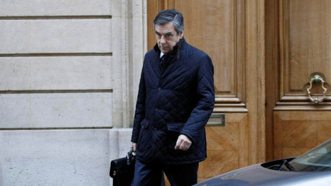 El ex primer ministro conservador francés y candidato a las presidenciales por el partido de Los Republicanos, François Fillon, sale de su residencia en París este jueves por la mañana. | YOAN VALAT (EFE) El ex primer ministro conservador francés y candidato a las presidenciales por el partido de Los Republicanos, François Fillon, sale de su residencia en París este jueves por la mañana. | YOAN VALAT (EFE)