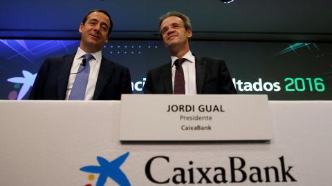 El presidente de CaixaBank, Jordi Gual (d), y el consejero delegado, Gonzalo Gortazar (i), en la presentación de los resultados de la entidad en 2016. REUTERS/Albert Gea El presidente de CaixaBank, Jordi Gual (d), y el consejero delegado, Gonzalo Gortazar (i), en la presentación de los resultados de la entidad en 2016. REUTERS/Albert Gea