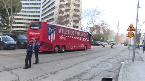 Aficionados del Madrid y el Atlético calientan el ambiente previo al derbi Aficionados del Madrid y el Atlético calientan el ambiente previo al derbi