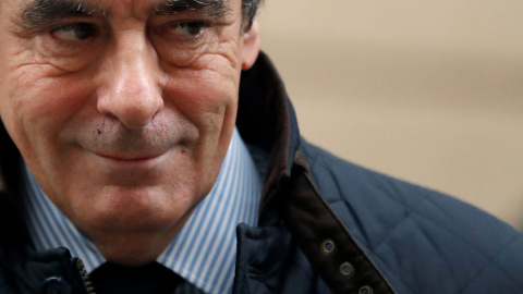 Fillon, en el momento en que sale de su casa este miércoles. REUTERS/Christian Hartmann Fillon, en el momento en que sale de su casa este miércoles. REUTERS/Christian Hartmann