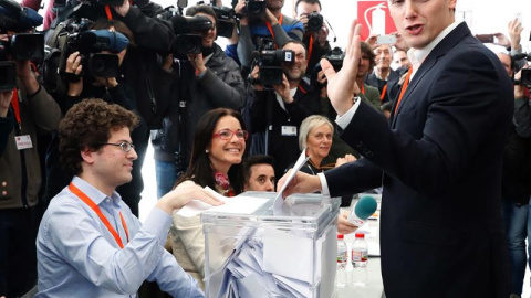 El presidente de Ciudadanos, Albert Rivera, vota durante la IV Asamblea General del partido en la que los 568 delegados de Ciudadanos eligen a los miembros del Consejo General, máximo órgano entre Asambleas, y de la Comisión de Garantías. E