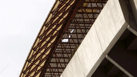 Parte de la cubierta del estadio de Riazor dañada a consecuencia del temporal. | CABALAR (EFE) Parte de la cubierta del estadio de Riazor dañada a consecuencia del temporal. | CABALAR (EFE)