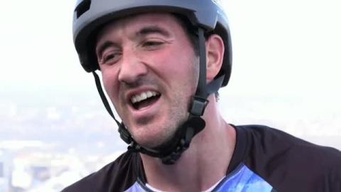 Campeón de trial a la conquista de un rascacielos de París Campeón de trial a la conquista de un rascacielos de París