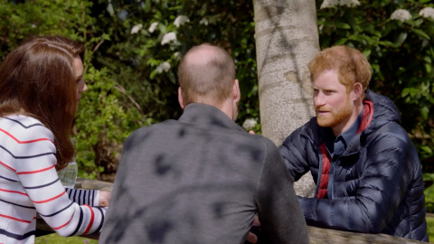 Los príncipes Harry y William defienden su relación tras la polémica Los príncipes Harry y William defienden su relación tras la polémica