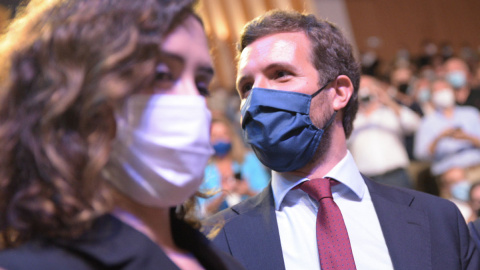 La presidenta de la Comunidad de Madrid, Isabel Díaz Ayuso (i) y el presidente del PP, Pablo Casado (d), durante la sexta jornada de la Convención Nacional del partido, en el Auditorio de la Ciudad de las Artes y las Ciencias, a 2 de octub La presidenta de la Comunidad de Madrid, Isabel Díaz Ayuso (i) y el presidente del PP, Pablo Casado (d), durante la sexta jornada de la Convención Nacional del partido, en el Auditorio de la Ciudad de las Artes y las Ciencias, a 2 de octub