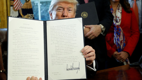 Trump, con una de las órdenes que ha firmado. REUTERS/Kevin Lamarque Trump, con una de las órdenes que ha firmado. REUTERS/Kevin Lamarque