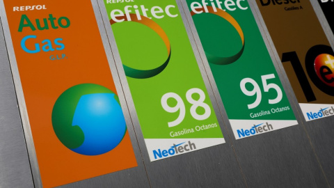 Surtidores de una gasolinera de Repsol, en una imagen de archivo. / REUTERS Surtidores de una gasolinera de Repsol, en una imagen de archivo. / REUTERS