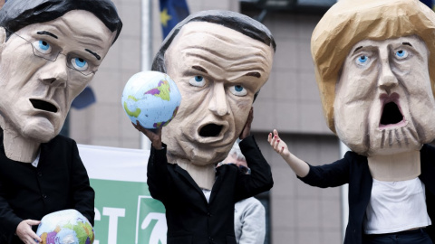 Activistas ambientales con máscaras que imitan a los líderes de la UE, el primer ministro de los Países Bajos, Mark Rutte (izquierda), el presidente de Francia, Emmanuel Macron (centro) y la canciller de Alemania, Angela Merkel (derecha), Activistas ambientales con máscaras que imitan a los líderes de la UE, el primer ministro de los Países Bajos, Mark Rutte (izquierda), el presidente de Francia, Emmanuel Macron (centro) y la canciller de Alemania, Angela Merkel (derecha),