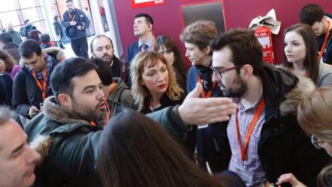 La estricta organización de la Asamblea de Ciudadanos que ha comenzado hoy en Coslada (Madrid) ha provocado al inicio las protestas de los medios acreditados por las limitaciones a sus movimientos. EFE/Zipi La estricta organización de la Asamblea de Ciudadanos que ha comenzado hoy en Coslada (Madrid) ha provocado al inicio las protestas de los medios acreditados por las limitaciones a sus movimientos. EFE/Zipi