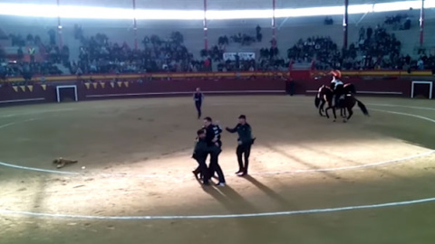 Un guardia civil, a un antitaurino: “Te voy a dar una hostia que te vas a cagar”. Un guardia civil, a un antitaurino: “Te voy a dar una hostia que te vas a cagar”.
