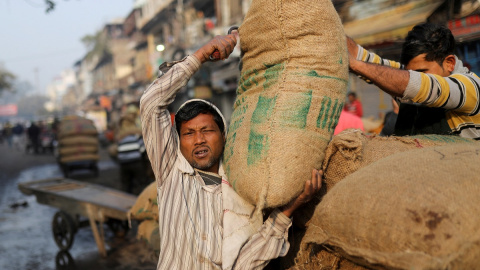 Un hombre carga un saco en un mercado de Delhi, en la India.- Anushree Fadnavis / Reuters Un hombre carga un saco en un mercado de Delhi, en la India.- Anushree Fadnavis / Reuters