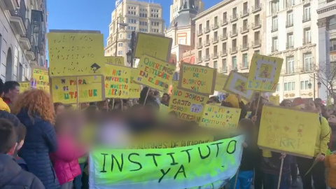 Vecinos de Villaverde se manifiestan por la construcción de un nuevo instituto Vecinos de Villaverde se manifiestan por la construcción de un nuevo instituto