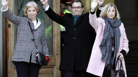 El expresidente de la Generalitat Artur Mas (2d), la exvicepresidenta Joana Ortega (d) y la exconsellera Irene Rigau (i) a su llegada al Palacio de Justicia de Barcelona donde son juzgados por desobedecer al Tribunal Constitucional (TC) en El expresidente de la Generalitat Artur Mas (2d), la exvicepresidenta Joana Ortega (d) y la exconsellera Irene Rigau (i) a su llegada al Palacio de Justicia de Barcelona donde son juzgados por desobedecer al Tribunal Constitucional (TC) en