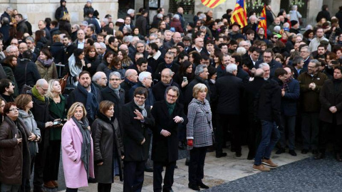 El presidente de la Generalitat, Carles Puigdemont, y la presidenta del Parlamento, Carme Forcadell (2i), posan junto al expresidente Artur Mas (2d); la exvicepresidenta Joana Ortega y la exconsellera Irene Rigau, a las puertas de la Genera