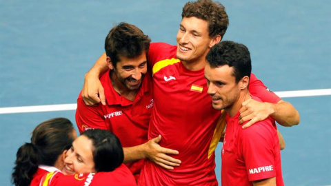 Pablo Carreño, abrazado por Marc López y Roberto Bautista, celebra su triunfo ante Croacia. | EFE Pablo Carreño, abrazado por Marc López y Roberto Bautista, celebra su triunfo ante Croacia. | EFE