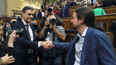 El secretario general del PSOE, Pedro Sánchez, saluda al líder de Podemos Pablo Iglesias, en el hemiciclo del Congreso. /EFE El secretario general del PSOE, Pedro Sánchez, saluda al líder de Podemos Pablo Iglesias, en el hemiciclo del Congreso. /EFE