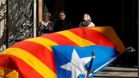 El expresidente de la Generalitat Artur Mas, la exvicepresidenta Joana Ortega, y la exconsellera Irene Rigau, a su salida del Palacio de Justicia de Barcelona tras la primera sesión del juicio por la consulta del 9-N. REUTERS/Albert Gea El expresidente de la Generalitat Artur Mas, la exvicepresidenta Joana Ortega, y la exconsellera Irene Rigau, a su salida del Palacio de Justicia de Barcelona tras la primera sesión del juicio por la consulta del 9-N. REUTERS/Albert Gea