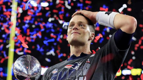 Tom Brady, reflexivo, celebra su triunfo en la Super Bowl. | REUTERS Tom Brady, reflexivo, celebra su triunfo en la Super Bowl. | REUTERS
