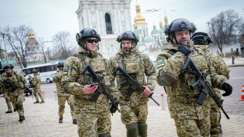 Los soldados ucranianos se van después de participar en un desfile militar que marca el primer aniversario del inicio de la guerra de agresión de Rusia contra Ucrania, frente a la Catedral de Santa Sofía. Foto: Kay Nietfeld/dpa Los soldados ucranianos se van después de participar en un desfile militar que marca el primer aniversario del inicio de la guerra de agresión de Rusia contra Ucrania, frente a la Catedral de Santa Sofía. Foto: Kay Nietfeld/dpa