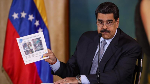 El presidente de Venezuela, Nicolás Maduro, muestra las fotos cuestionadas del informe que entregó recientemente el mandatario colombiano Iván Duque a Naciones Unidas El presidente de Venezuela, Nicolás Maduro, muestra las fotos cuestionadas del informe que entregó recientemente el mandatario colombiano Iván Duque a Naciones Unidas