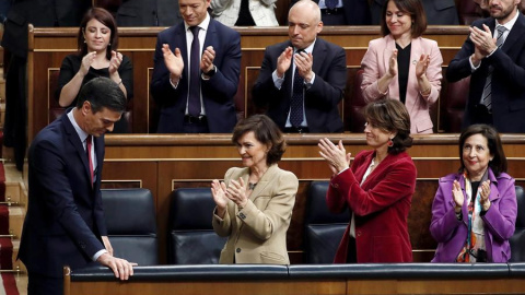 Pedro Sánchez es aplaudido por la vicepresidenta del gobierno en funciones Carmen Calvo (2i), la ministra de Justica en funciones Dolores Delgado (2d), y la ministra de Defensa y Asuntos Exteriores en funciones Margarita Robles (d), tras s Pedro Sánchez es aplaudido por la vicepresidenta del gobierno en funciones Carmen Calvo (2i), la ministra de Justica en funciones Dolores Delgado (2d), y la ministra de Defensa y Asuntos Exteriores en funciones Margarita Robles (d), tras su