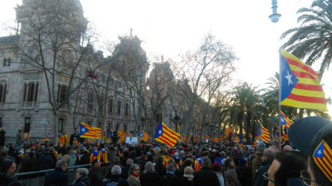 Milers de persones s'han concentrat davant el TSJC. LAURA SAFONT Milers de persones s'han concentrat davant el TSJC. LAURA SAFONT