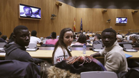 En la imagen, de izq. a dcha: Mahamadou Simakha Mali, Raquel Pérez y Arona MDoye, activistas de la Asociación Elin, en la jornada 'Dignidad y Justicia en las fronteras. Homenaje a las víctimas del Tarajal', celebrada esta tarde en el Congre En la imagen, de izq. a dcha: Mahamadou Simakha Mali, Raquel Pérez y Arona MDoye, activistas de la Asociación Elin, en la jornada 'Dignidad y Justicia en las fronteras. Homenaje a las víctimas del Tarajal', celebrada esta tarde en el Congre