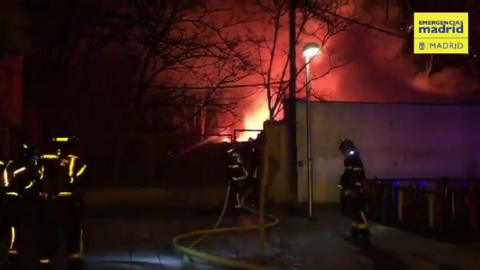 Un muerto y tres heridos muy graves por un incendio en Vallecas Un muerto y tres heridos muy graves por un incendio en Vallecas