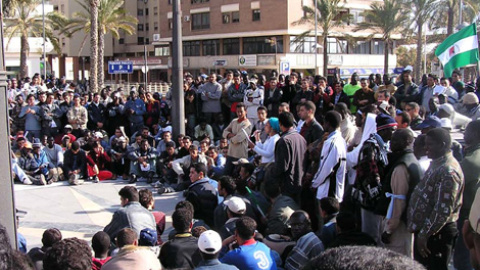 Reunión de un colectivo de inmigrantes en Sevilla. | Efe Reunión de un colectivo de inmigrantes en Sevilla. | Efe