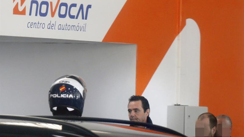 Miguel López yerno de la viuda del expresidente de la CAM, durante el registro de su concesionario. EFE/Manuel Lorenzo Miguel López yerno de la viuda del expresidente de la CAM, durante el registro de su concesionario. EFE/Manuel Lorenzo