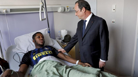 Hollande visita al joven Theo en el hospital. EFE/Arnaud Journois Hollande visita al joven Theo en el hospital. EFE/Arnaud Journois