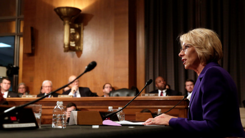 Betsy DeVos testifica ante la audiencia de confirmación del Comité Senatorial de Salud, Educación y Trabajo/ REUTERS Betsy DeVos testifica ante la audiencia de confirmación del Comité Senatorial de Salud, Educación y Trabajo/ REUTERS