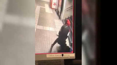 Brutal agresión a una mujer en el metro de Barcelona Brutal agresión a una mujer en el metro de Barcelona