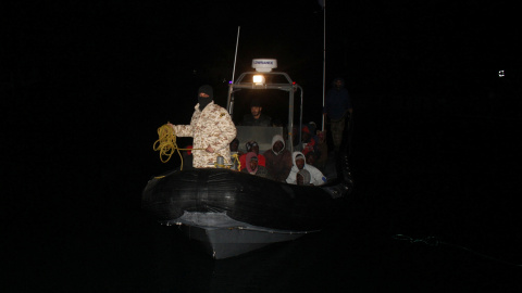 La guardia costera de Libia, en una embarcación que transportaba inmigrantes arrestados en Trípoli, Libia, el 5 de febrero de 2017. REUTERS / Hani Amara La guardia costera de Libia, en una embarcación que transportaba inmigrantes arrestados en Trípoli, Libia, el 5 de febrero de 2017. REUTERS / Hani Amara