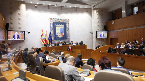 Las Cortes de Aragón han aprobado este miércoles la ley que limitará a 64.102 euros brutos el salario anual de los ejecutivos de su sector público. Las Cortes de Aragón han aprobado este miércoles la ley que limitará a 64.102 euros brutos el salario anual de los ejecutivos de su sector público.