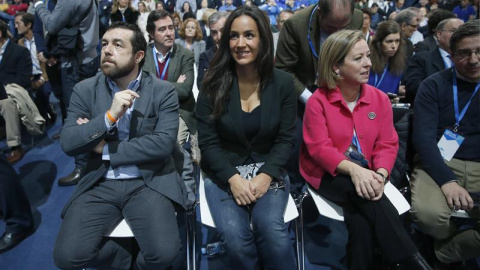 Begoña Villacís (c), Ana Oramas (d) y Miguel Gutiérrez asisten al acto de clausura del XVIII Congreso nacional del PP. EFE/Javier Lizón