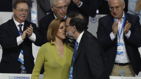 Mariano Rajoy felicita a María Dolores de Cospedal durante la clausura del XVIII Congreso nacional del partido que se celebra en la Caja Mágica de Madrid. EFE/Javier Lizón