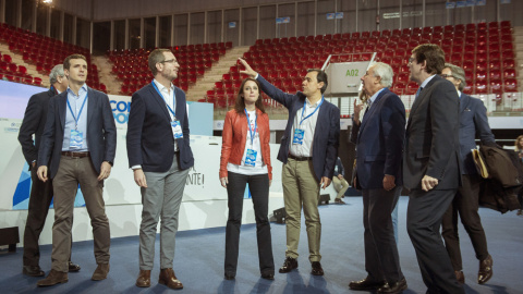 Los dirigentes del Partido Popular Pablo Casado, Javier Maroto, Andrea Levy, Fernando Martínez-Maillo y Javier Arenas, durante la visita a la Caja Mágica, donde se celebra el XVIII Congreso Nacional de PP . EFE/Fernando Villar Los dirigentes del Partido Popular Pablo Casado, Javier Maroto, Andrea Levy, Fernando Martínez-Maillo y Javier Arenas, durante la visita a la Caja Mágica, donde se celebra el XVIII Congreso Nacional de PP . EFE/Fernando Villar