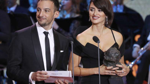 Alejandro Amenábar y Penélope Cruz durante la entrega de los premios de Goya. | EFE Alejandro Amenábar y Penélope Cruz durante la entrega de los premios de Goya. | EFE