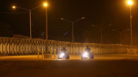 Patrulla fronteriza de los EEUU a lo largo del muro de la frontera al lado de México en Calexico, California. REUTERS