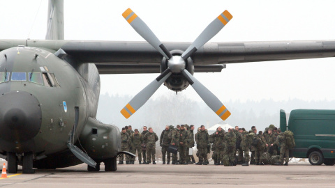 Soldados alemanes en el aeropuerto de la ciudad lituana de Kaunas, en una misión de la OTAN en los países  bálticos. AFP/Petras Malukas