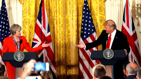 La primera ministra británica, Theresa May, y el presidente de los Estados Unidos, Donald Trump, se expresan mutuamente durante su conferencia de prensa conjunta en la Casa Blanca de Washington. REUTERS