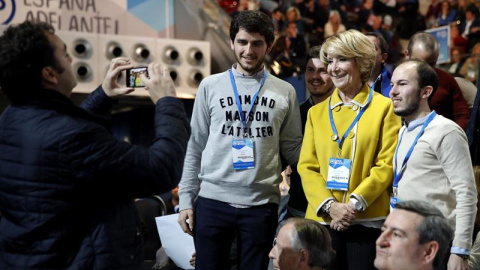 La portavoz del PP en el Ayuntamiento de Madrid, Esperanza Aguirre posa con dos simpatizantes, durante el XVIII Congreso nacional del PP. EFE/JuanJo Martín La portavoz del PP en el Ayuntamiento de Madrid, Esperanza Aguirre posa con dos simpatizantes, durante el XVIII Congreso nacional del PP. EFE/JuanJo Martín